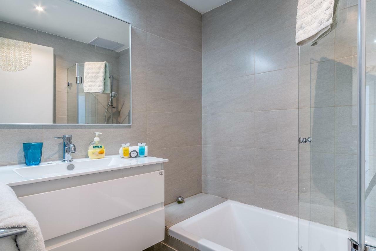 Beautiful Sunny 3 Bedrooms In Font Of The Beach Tel Aviv Exterior foto