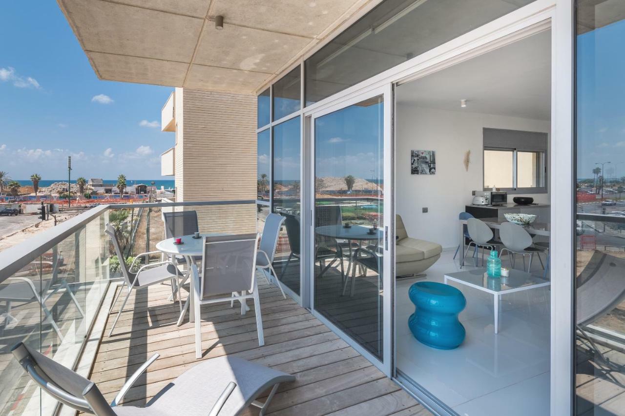 Beautiful Sunny 3 Bedrooms In Font Of The Beach Tel Aviv Exterior foto